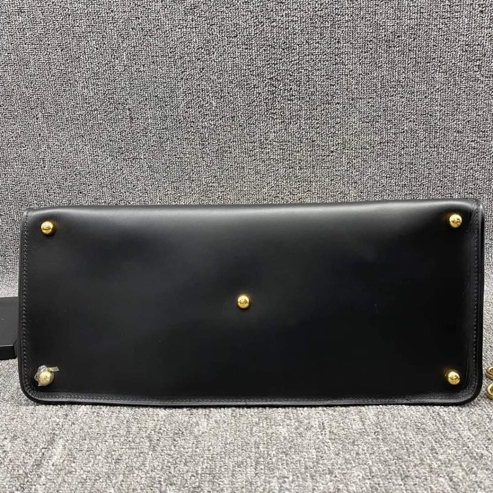 100% Authentic Fendi Leather Shoulder Bag - Picture 3 of 12
